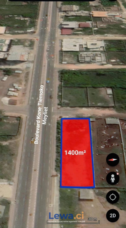 Terrain angre nouveau chu en bordure de la voie principale