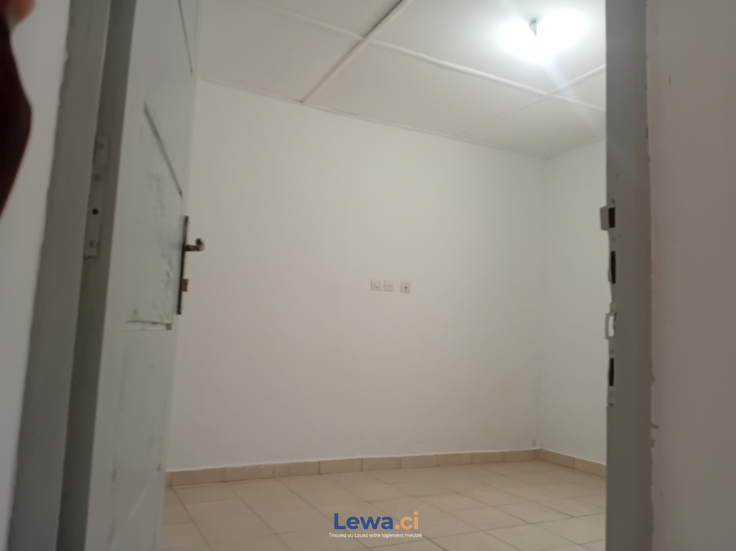 Appartement 3 pièces à vendre à Yopougon : 40 millionsFCFA - Demarcho.ci : Appartement à vendre à Yopougon. Prix : 40 000 000 FCFA prix de vente. 3 Chambres; 3 Salles de bains; 100 m².