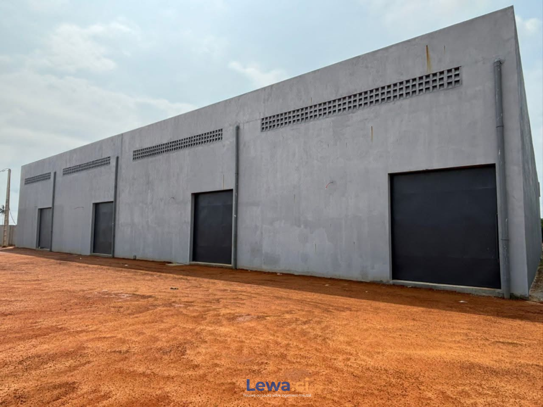 Magasin / boutique 2 pièces à louer à Grand-bassam : 3,6 millions FCFA par mois - Demarch… : Magasin / Boutique à louer à Grand-Bassam. Prix : 3 600 000 FCFA par mois.