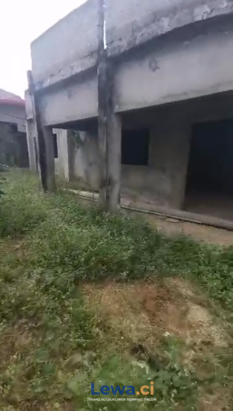 Villa duplex inachevée en vente