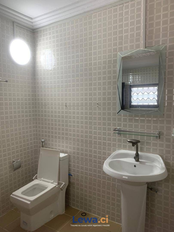 Villa 5 pièces à louer à Cocody : 550,000 FCFA par mois - Demarcho.ci : Villa à louer à Cocody. Prix : 550 000 FCFA par mois. 5 Chambres; 4 Salles de bains.