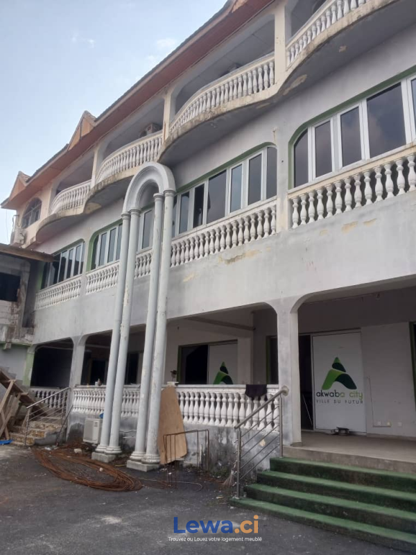 Image principale du bien : Triplex à usage professionnel à louer