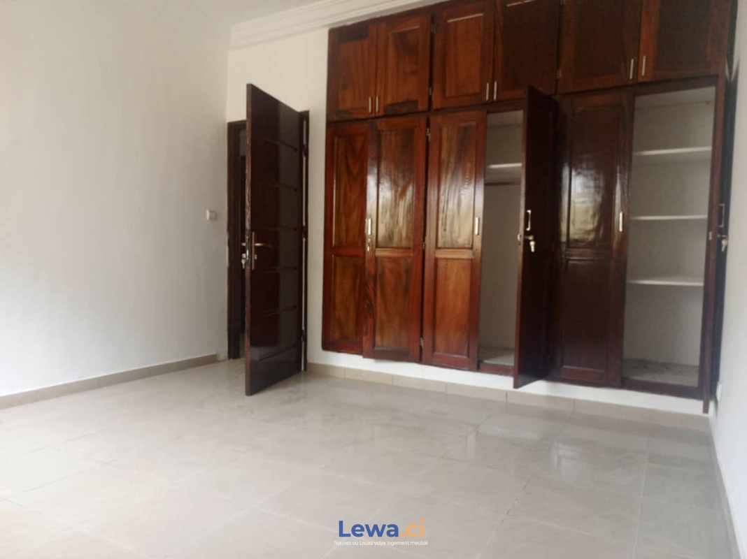 Villa 3 pièces à louer à Cocody : 1 millions FCFA par mois - Demarcho.ci : Villa à louer à Cocody. Prix : 1 000 000 FCFA par mois. 3 Chambres; 4 Salles de bains; 300 m².