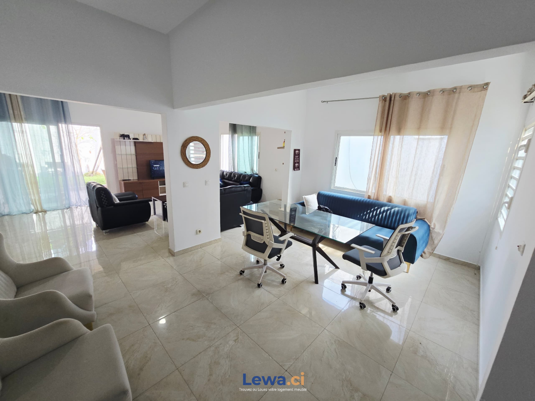 Appartement 3 pièces à louer à Abidjan : 2,5 millions FCFA par mois - Demarcho.ci : Appartement à louer à Abidjan. Prix : 2 500 000 FCFA par mois. 3 Chambres; 2 Salles de bains; 200 m².