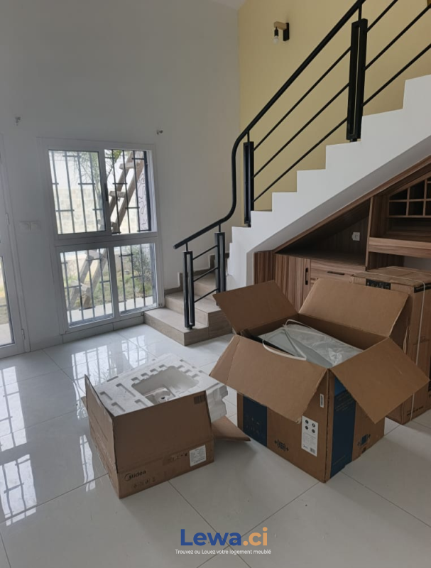 Villa 3 pièces à vendre à Cocody : 200 millionsFCFA - Demarcho.ci : Villa à vendre à Cocody. Prix : 200 000 000 FCFA prix de vente. 3 Chambres; 3 Salles de bains; 273 m².