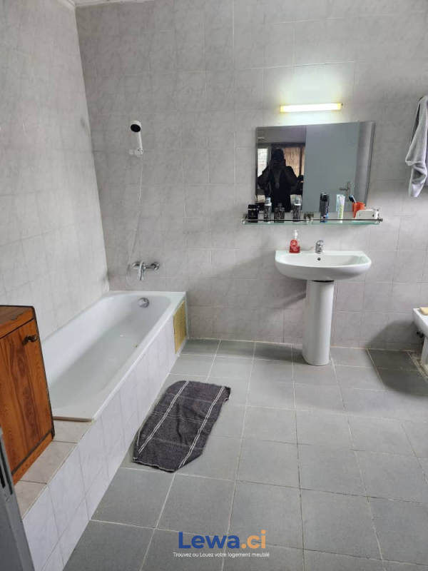 Villa 4 pièces à vendre à Cocody : 165 millionsFCFA - Demarcho.ci : Villa à vendre à Cocody. Prix : 165 000 000 FCFA prix de vente. 4 Chambres; 300 m².