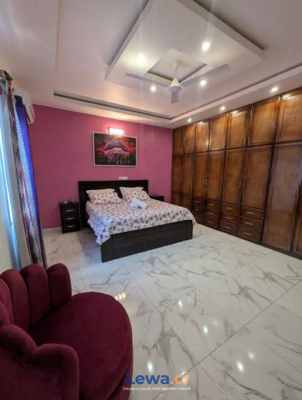 Villa 4 pièces à vendre à Grand-bassam : 160 millionsFCFA - Demarcho.ci : Villa à vendre à Grand-Bassam. Prix : 160 000 000 FCFA prix de vente. 4 Chambres; 5 Salles de bains; 400 m².