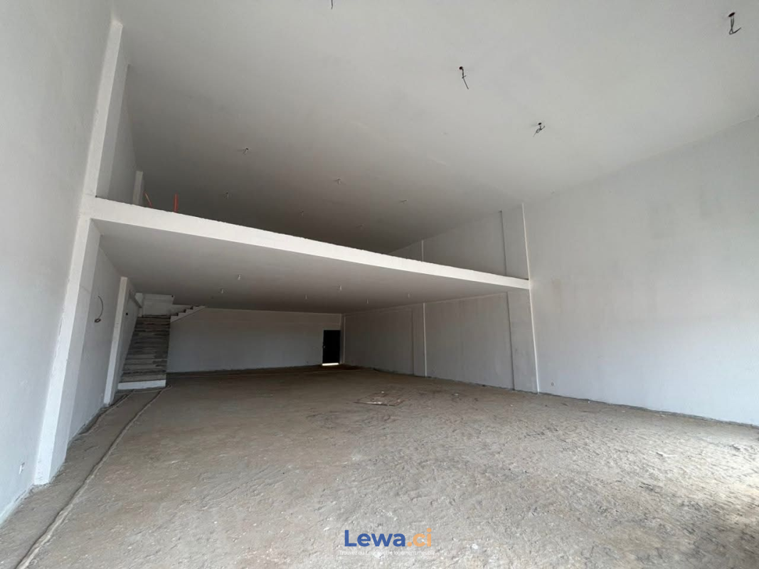 Magasin / boutique 2 pièces à louer à Grand-bassam : 3,6 millions FCFA par mois - Demarch… : Magasin / Boutique à louer à Grand-Bassam. Prix : 3 600 000 FCFA par mois.