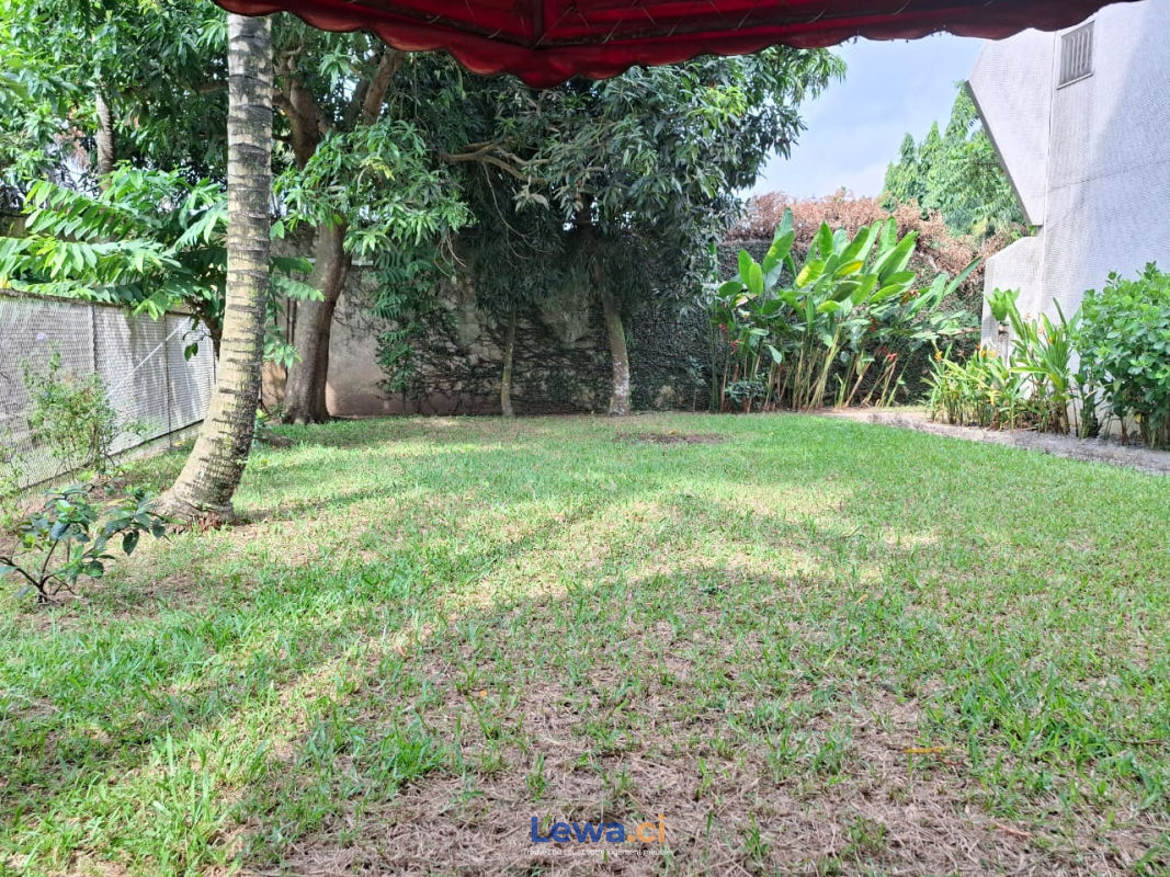 Villa 2 pièces à louer à Cocody : 3 millions FCFA par mois - Demarcho.ci : Villa à louer à Cocody. Prix : 3 000 000 FCFA par mois.