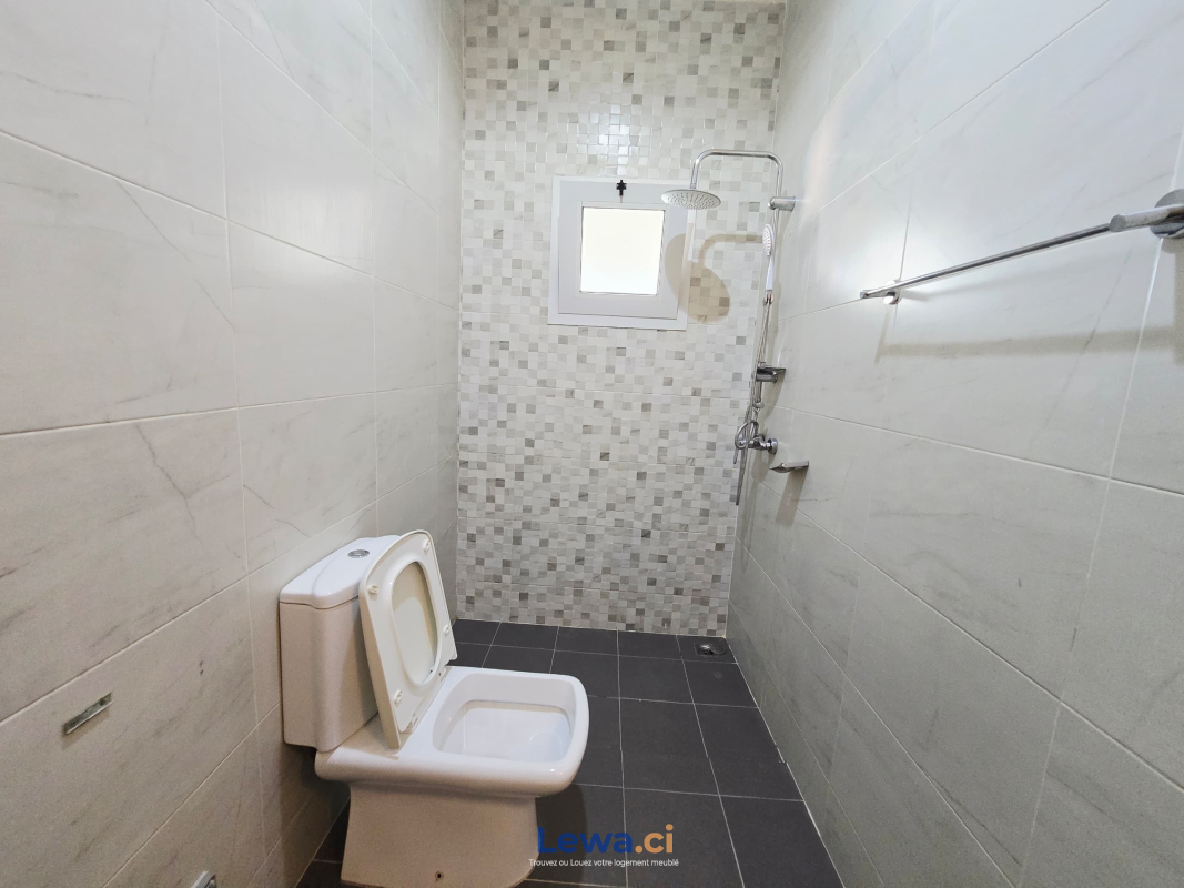 Appartement 3 pièces à louer à Abidjan : 2,5 millions FCFA par mois - Demarcho.ci : Appartement à louer à Abidjan. Prix : 2 500 000 FCFA par mois. 3 Chambres; 2 Salles de bains; 200 m².