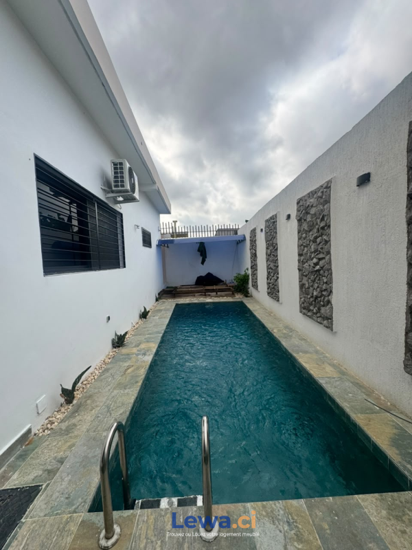 Villa 5 pièces à louer à Cocody : 1,5 millions FCFA par mois - Demarcho.ci : Villa à louer à Cocody. Prix : 1 500 000 FCFA par mois. 5 Chambres; 5 Salles de bains.