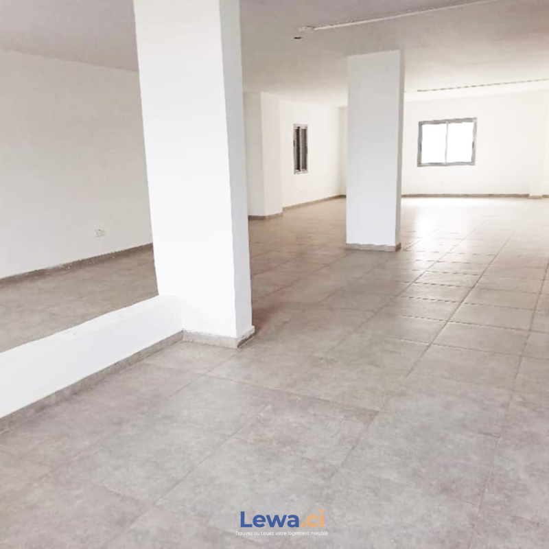 Magasin / boutique 2 pièces à louer à Treichville : 2,5 millions FCFA par mois - Demarcho… : Magasin / Boutique à louer à Treichville. Prix : 2 500 000 FCFA par mois.