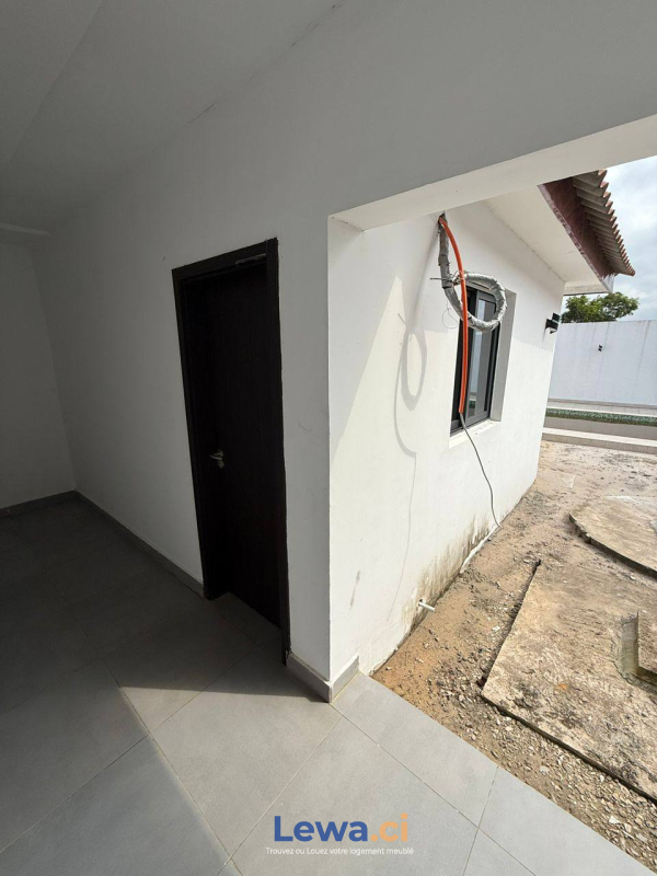 Villa 4 pièces à vendre à Grand-bassam : 180 millionsFCFA - Demarcho.ci : Villa à vendre à Grand-Bassam. Prix : 180 000 000 FCFA prix de vente. 4 Chambres; 4 Salles de bains; 800 m².