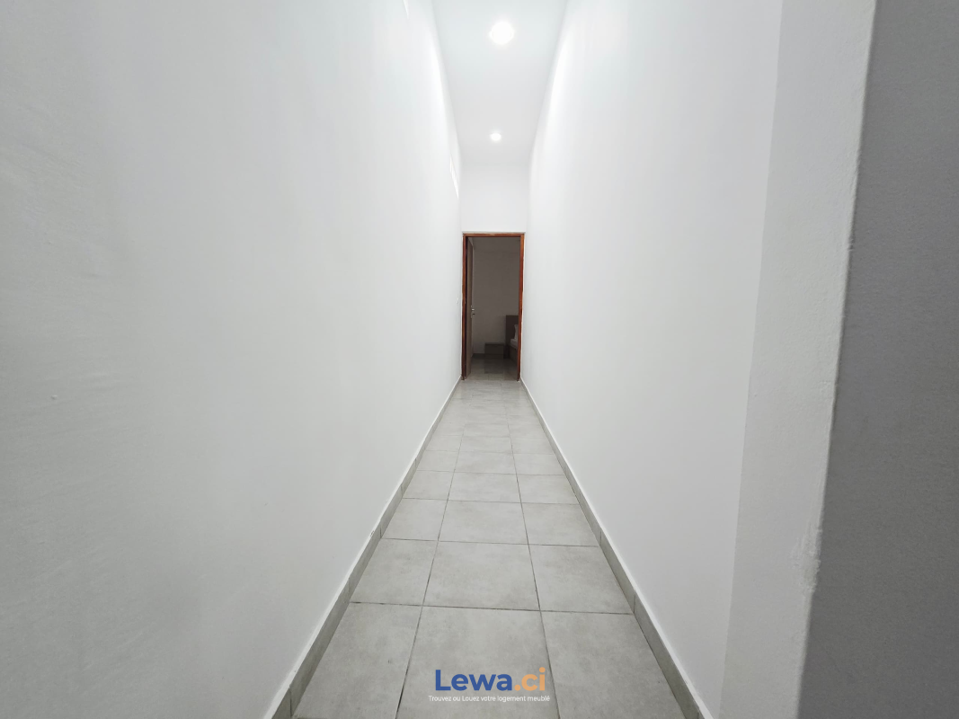 Appartement 3 pièces à louer à Abidjan : 2,5 millions FCFA par mois - Demarcho.ci : Appartement à louer à Abidjan. Prix : 2 500 000 FCFA par mois. 3 Chambres; 2 Salles de bains; 200 m².