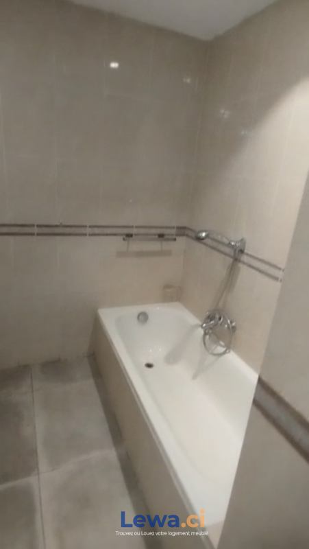 Appartement 2 pièces à vendre à Plateau : 130 millionsFCFA - Demarcho.ci : Appartement à vendre à Plateau. Prix : 130 000 000 FCFA prix de vente. 2 Chambres; 2 Salles de bains; 107 m².