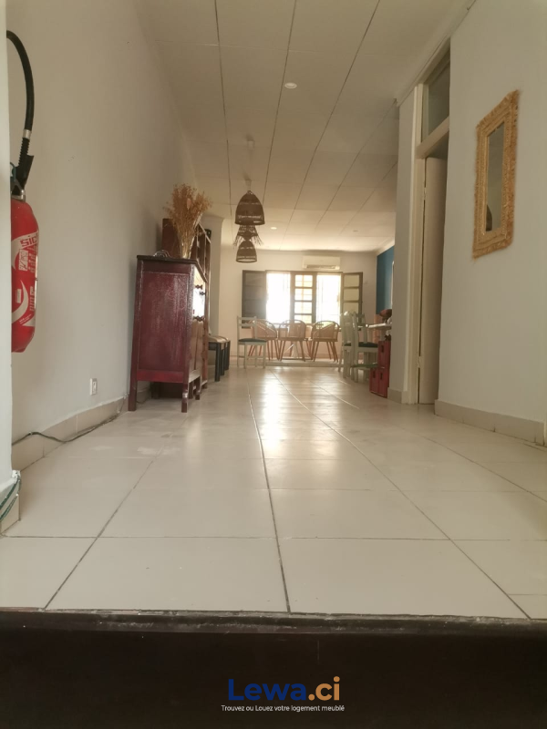 Magasin / boutique 2 pièces à louer à Cocody : 700,000 FCFA par mois - Demarcho.ci : Magasin / Boutique à louer à Cocody. Prix : 700 000 FCFA par mois.