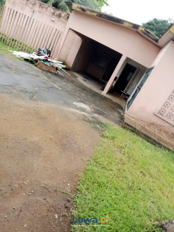 Terrain de à biens en vente à Cocody : 550 millionsFCFA - Demarcho.ci : Terrain à vendre à Cocody. Prix : 550 000 000 FCFA prix de vente.