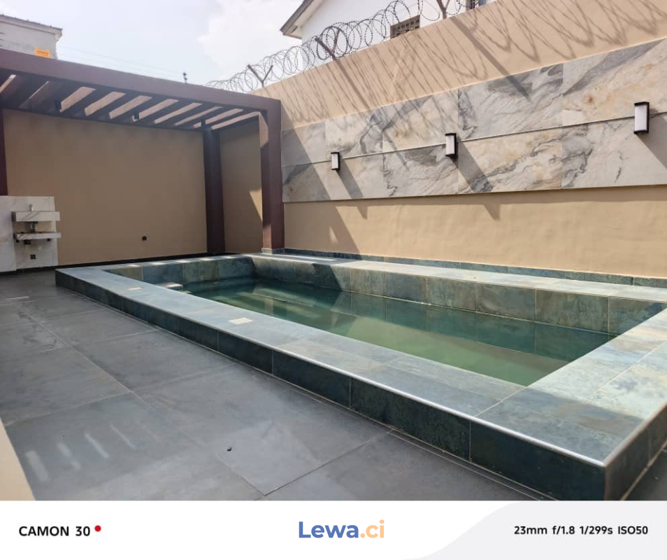 Villa 6 pièces à louer à Cocody : 1,5 millions FCFA par mois - Demarcho.ci : Villa à louer à Cocody. Prix : 1 500 000 FCFA par mois. 6 Chambres; 6 Salles de bains.